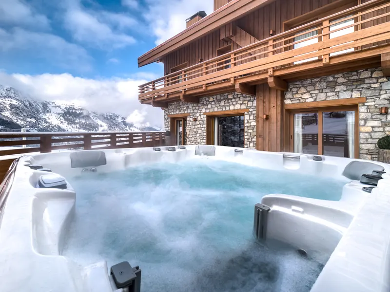 The terrace hot tub at Chalet Arctic, open to the snowfields and the Méribel ski area